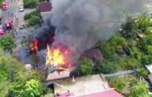 Пожежу в Дніпровському районі Києва показали з висоти пташиного польоту (відео)