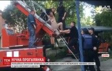 У Дніпрі поліцейські зняли з даху житлового будинку нетверезого оголеного чоловіка (відео)