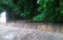 У Чернівцях сильна злива підтопила залізничний вокзал і центральні вулиці міста (відео)