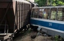 В Днепре трамвай столкнулся с поездом, есть погибший (фото, видео)