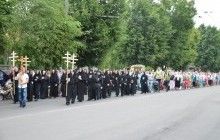 Сотні православних вірян ідуть хресним ходом з Рівного до скита Праведної Анни