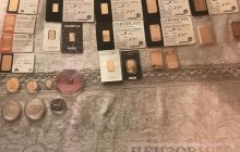 Обшук в екс-голови податкової Харківщини: знайшли золоті злитки, картини з його зображенням, $215 тисяч, €15,7 тисячі (фото)