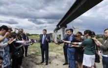 "Гроші є": Гройсман вимагає продовжувати будівництво мостів у Запоріжжі "відкрито і прозоро"