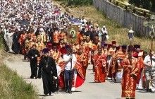 В Белгород-Днестровском тысячи верующих прошли молитвенным шествием к источнику святого Иоанна Сочавского (видео)