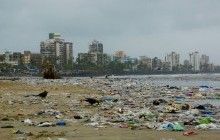 "Чемпион Земли": в Индии мужчина организовал уборку одного из самых загрязненных пляжей в мире (видео)