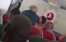 У Британії прямо в літаку побили пасажира, після чого депортували (відео)