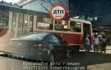 В центре Киева авто врезалось в трамвай (видео)