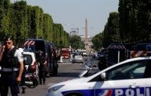 У Парижі знову паніка: автомобіль протаранив поліцейський фургон, центр міста оточено