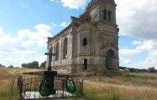 На Миколаївщині активісти не допустили проведення еротичної фотосесії в покинутому храмі