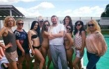 Нардеп померялся "парадами" с ЛГБТ: показал снимок с полуобнаженными помощницами (фото)