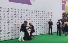 "У Росії є свій "седюк": шоумена звільнили за поцілунок Ані Лорак на очах у чоловіка (відео)