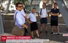 У Європі чоловіки-водії оригінально відповіли на заборону носити шорти на роботу (відео)