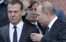 Плішина Путіна й кисле обличчя Медведєва: мережі розсмішили фото змоклих президента й прем'єра РФ