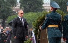 Змоклий Путін і вінок: кадри з російським президентом нагадали конфуз Януковича (фоторепортаж)
