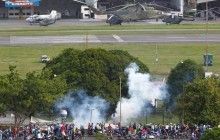 В Венесуэле военные применили оружие против протестующих возле авиабазы