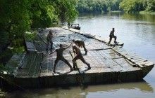 На Луганщині військові встановили потужний понтонний міст через Сіверський Донець (фото)