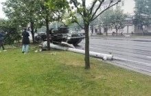 В центрі Мінська танк врізався у дерево і зніс ліхтарний стовп (фото, відео)