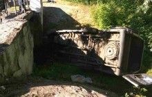 На Луганщині маршрутка із пасажирами злетіла із траси та перевернулась