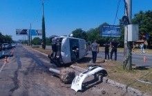 В Одессе микроавтобус снес светофор и перевернулся