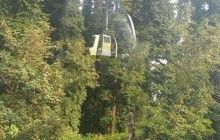 На популярному гірськолижному курорті в Індії на канатній дорозі впала кабіна, є загиблі