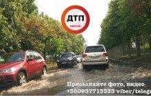Наслідки зливи в Києві: на Нивках затопило вулицю (фото)