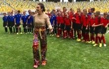 Джамала на львівському стадіоні наробила селфі з дітьми і зірками футболу (фото)