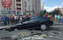 Потерпіла про провал авто у Києві під асфальт: салон заливало окропом (відео)