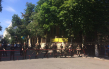 Під АП сталися сутички між поліцією і вкладниками банку "Михайлівський" (відео)