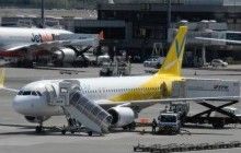 Інваліду-візочнику до літака японської авіакомпанії довелось видиратися на руках