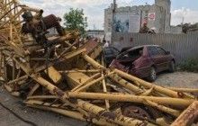 У Львові на території житлового комплексу впав кран, розбито два автомобілі