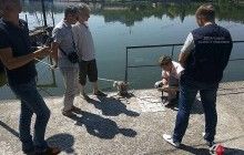 У Миколаєві погорілий на хабарі співробітник рибоохорони стрибнув у річку разом з грішми (фото)