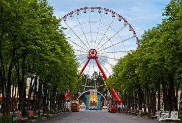 У Харкові окупанти вночі вдарили по парку Горького: камера зафіксувала момент прильоту