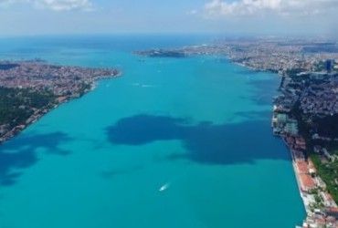 Планктон окрасил воды Босфора в необычный цвет (видео)