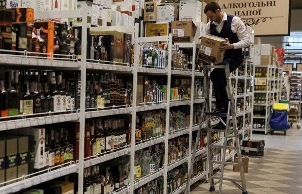 "Выплевываем остатки советского прошлого": статистика продажи спиртного показала, что украинцы не отмечают "23 февраля"