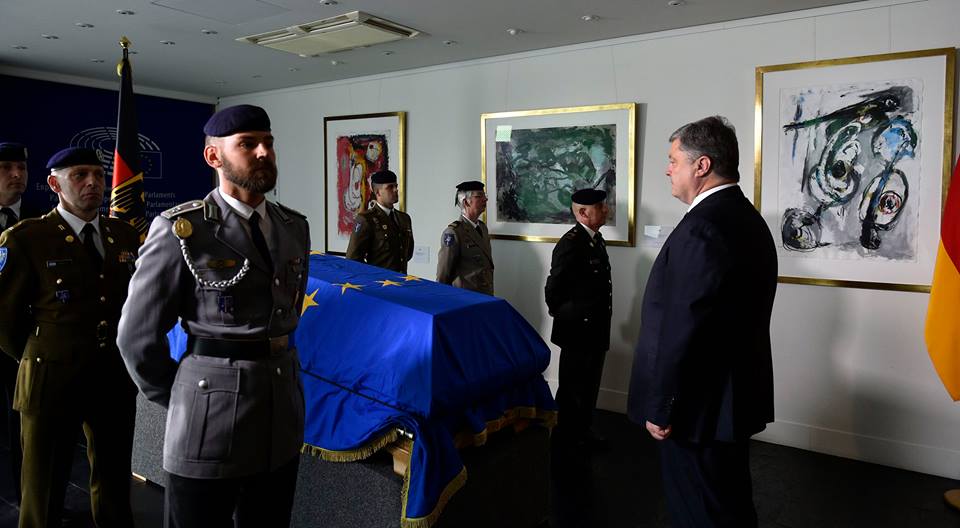 Порошенко попрощався з Колем / фото facebook.com/petroporoshenko Порошенко попрощався з Колем / фото facebook.com/petroporoshenko