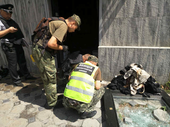 Сотруднице магазина в лицо распілили неизвестное вещество / ГУ Нацполиции Винницкой области Сотруднице магазина в лицо распілили неизвестное вещество / ГУ Нацполиции Винницкой области