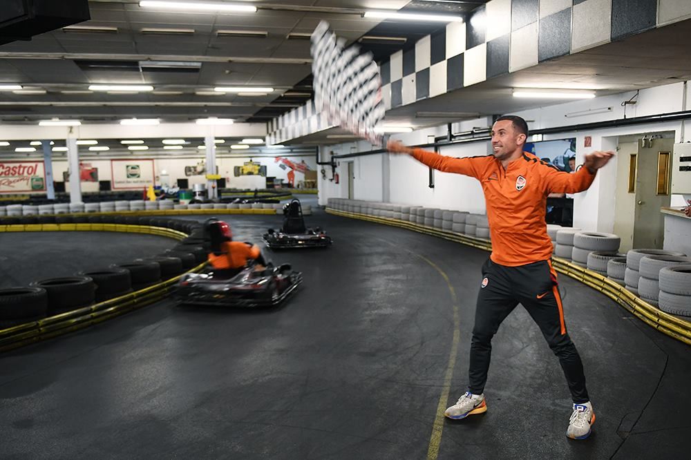 Дарио Срна и на картодроме руководит процессом / facebook.com/fcshakhtar Дарио Срна и на картодроме руководит процессом / facebook.com/fcshakhtar