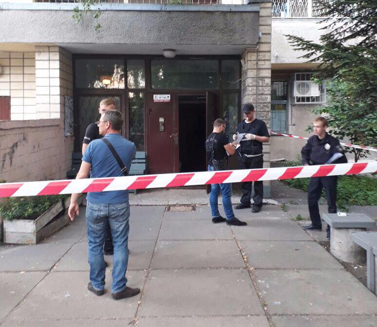 У під'їзді знайшли труп / Фото Поліція Києва via Facebook У під'їзді знайшли труп / Фото Поліція Києва via Facebook