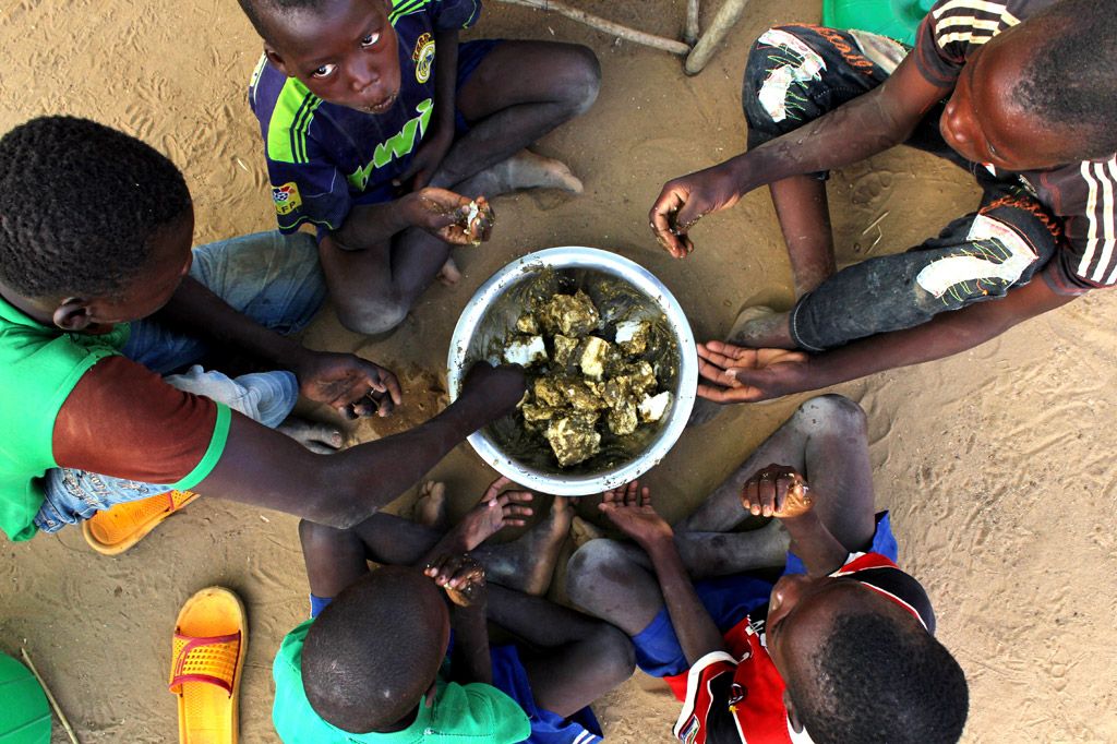 Отношения с голодом. Голодающие дети Африки фото.