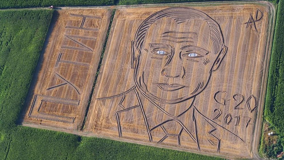 Портрет Путина на поле / фото twitter.com/ilcolonnello Портрет Путина на поле / фото twitter.com/ilcolonnello