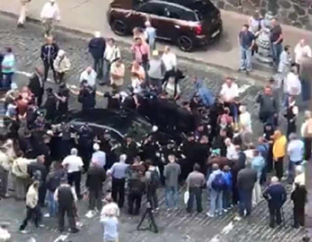 Porsche Panamera въехал в толпу / Скриншот Porsche Panamera въехал в толпу / Скриншот