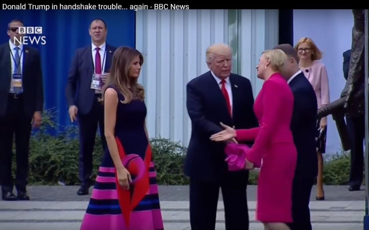 Дружина Дуди вітала Меланію Трамп / Кадр з відео BBC News Дружина Дуди вітала Меланію Трамп / Кадр з відео BBC News