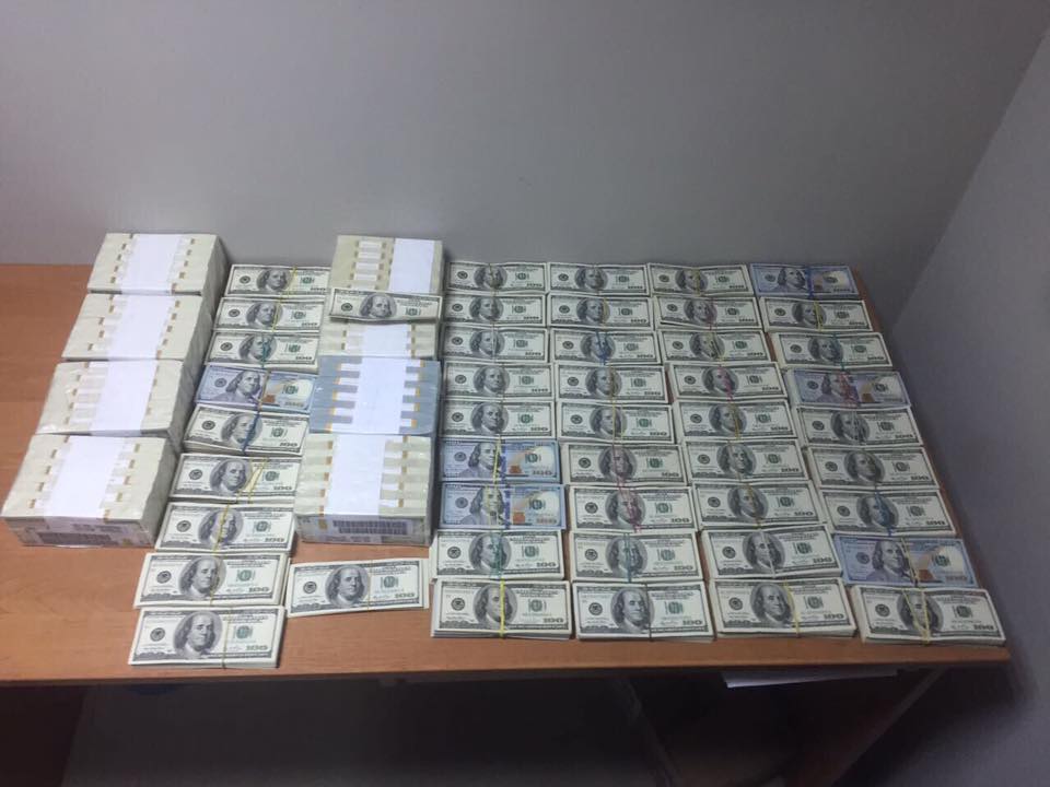Знайдені правоохоронцями кошти / фото Юрій Луценко Facebook Знайдені правоохоронцями кошти / фото Юрій Луценко Facebook