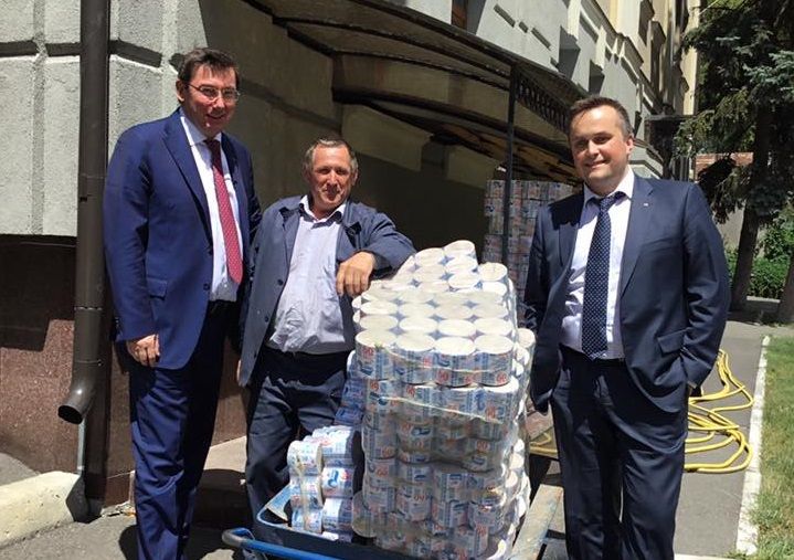 На фото позирует Юрий Луценко и Назар Холодницкий / фото facebook.com/LarysaSargan На фото позирует Юрий Луценко и Назар Холодницкий / фото facebook.com/LarysaSargan