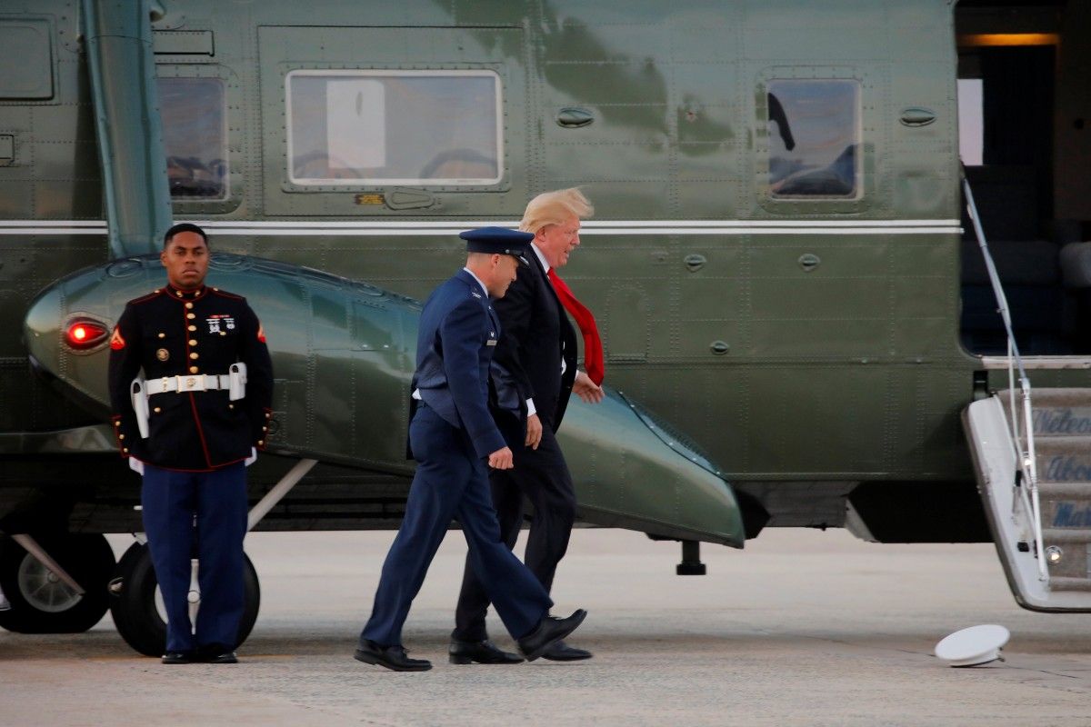 Трамп не зміг перемогти вітер в спробі одягнути кашкет на солдата / REUTERS Трамп не зміг перемогти вітер в спробі одягнути кашкет на солдата / REUTERS