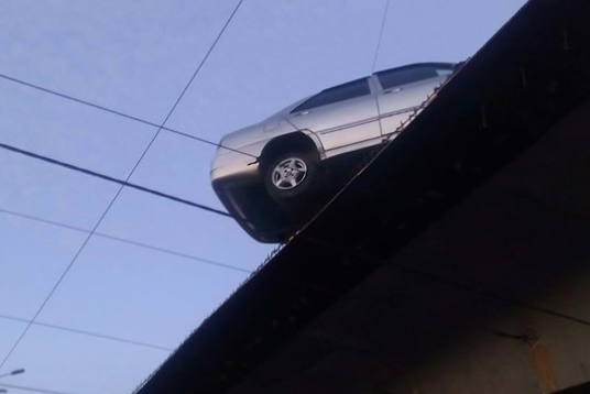 Автомобіль над мостом в Києві / Сьогодні Автомобіль над мостом в Києві / Сьогодні