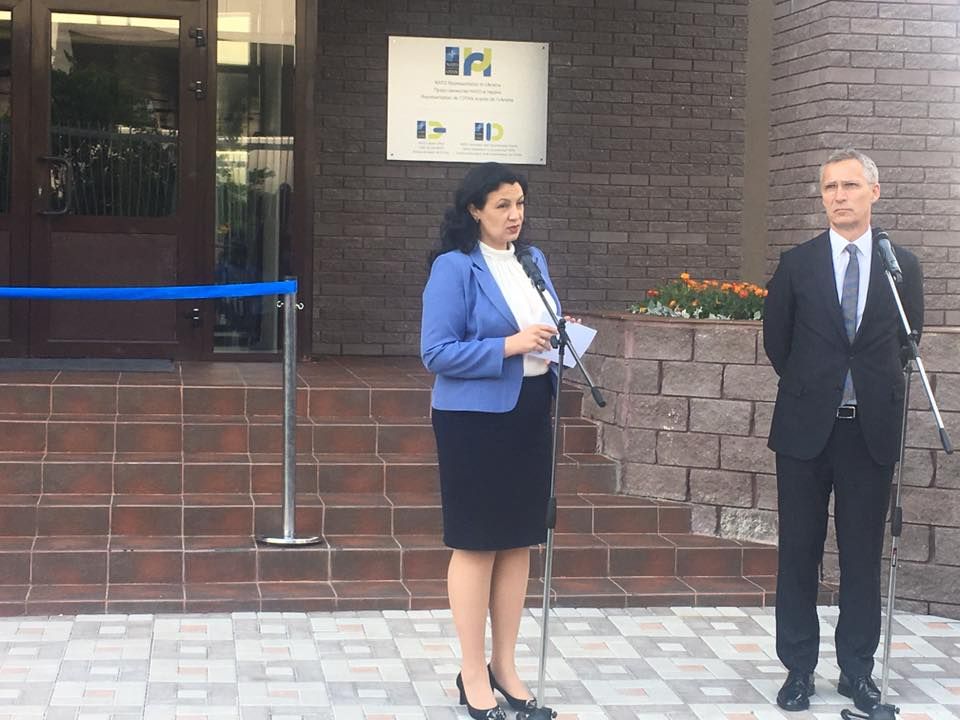 Столтенберг відкрив новий офіс НАТО у Києві / фото facebook.com/ivanna.klympushtsintsadze Столтенберг відкрив новий офіс НАТО у Києві / фото facebook.com/ivanna.klympushtsintsadze