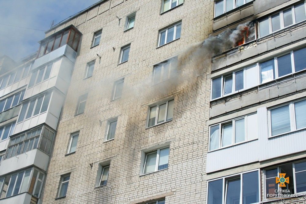 Пожежа виникла на балконі однієї з житлових квартир / фото ДСНС Пожежа виникла на балконі однієї з житлових квартир / фото ДСНС