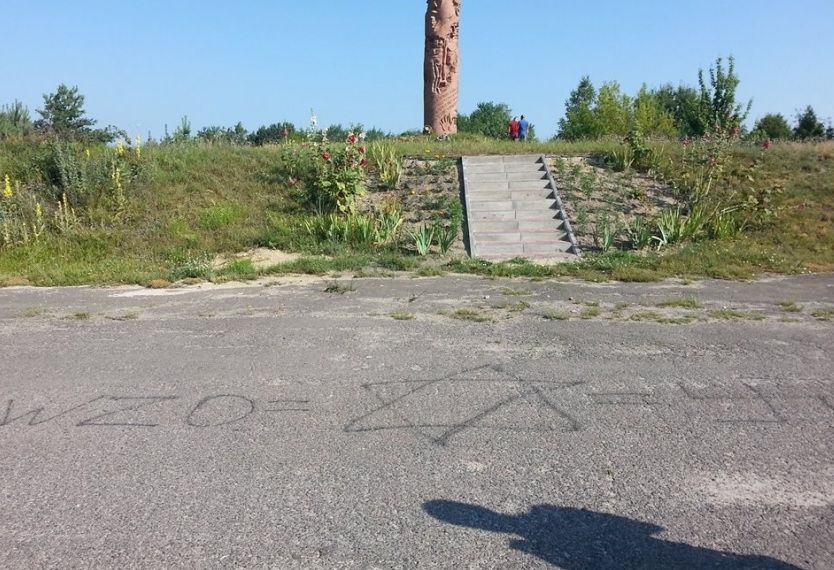 Мемориал осквернили уже не впервые / Фото Владимир Музыченко via Facebook Мемориал осквернили уже не впервые / Фото Владимир Музыченко via Facebook