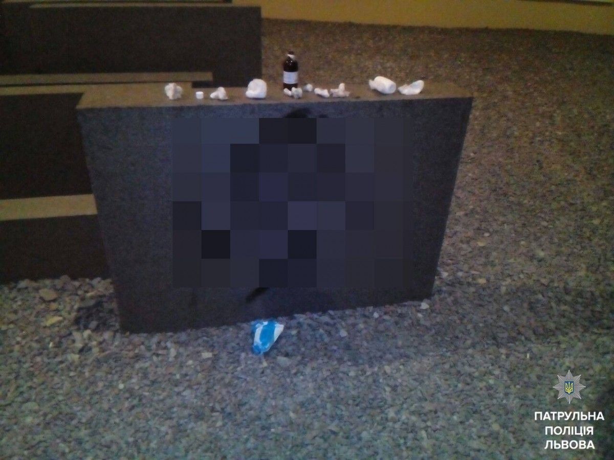 Патрульные заставили ребят стереть надписи, которые они оставили / фото facebook.com/lvivpolice Патрульные заставили ребят стереть надписи, которые они оставили / фото facebook.com/lvivpolice
